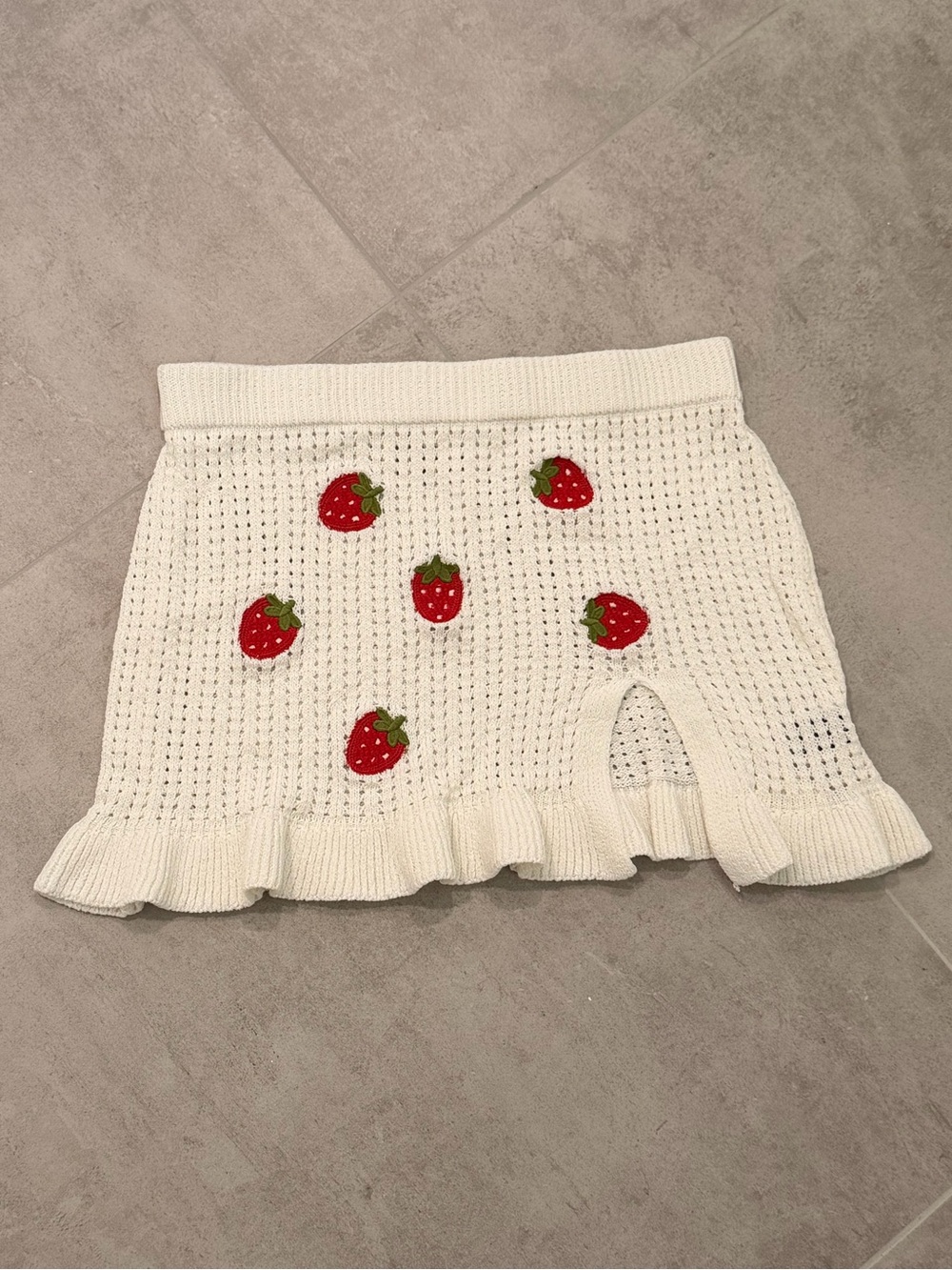 Skirt strawberries embroidery and ruffle